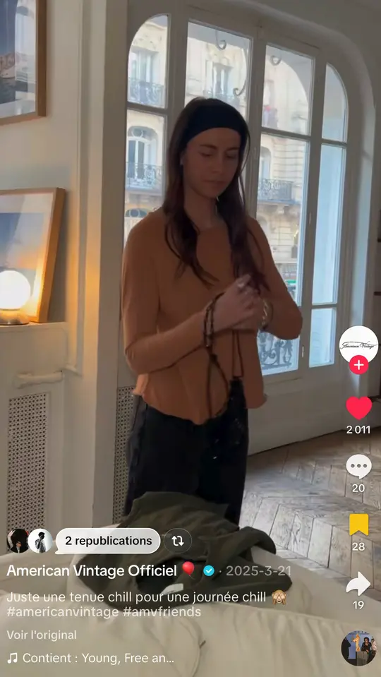 Essayage d'une tenue American Vintage dans un appartement parisien