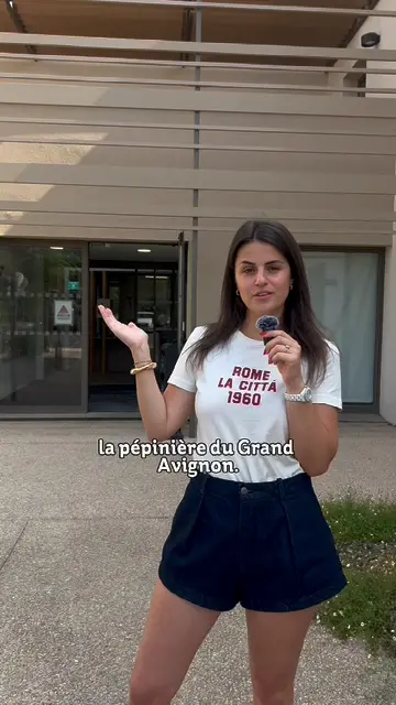 Présentation de la pépinière Créativa, face caméra dans un couloir