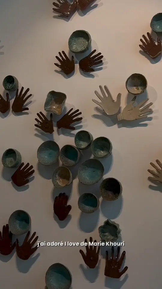 Mur de mains et de bols en céramique dans une exposition de l'Institut du monde arabe