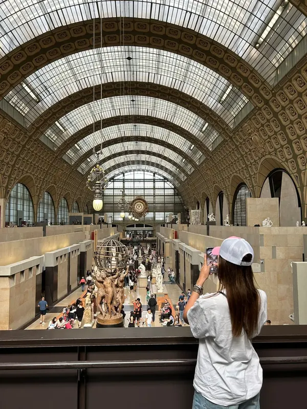Julie filme la nef du musée d'Orsay avec son téléphone