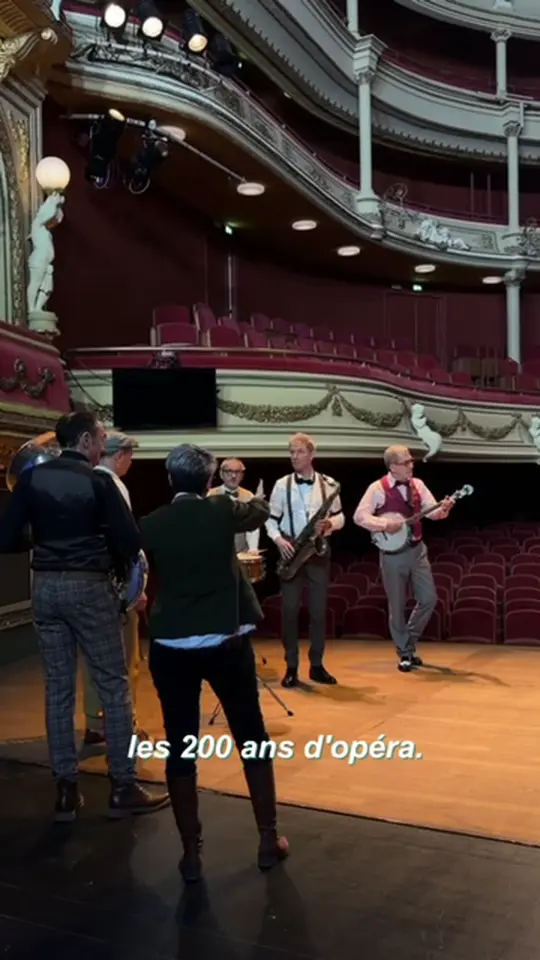 Musiciens en répétition sur la scène d'un opéra à l'italienne