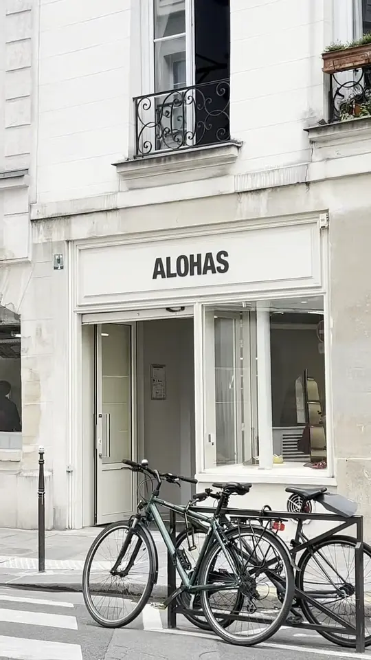 Devanture d'une boutique de chaussures parisienne avec des vélos garés devant